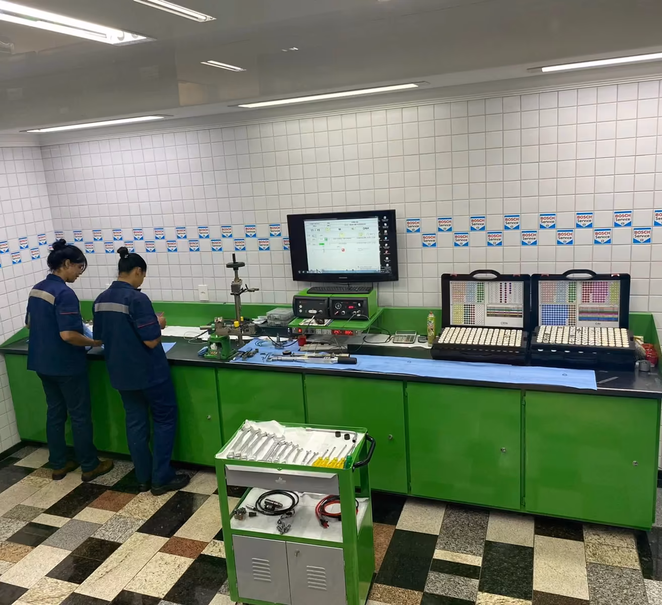 Bancada técnica da Nogueira Diesel Center